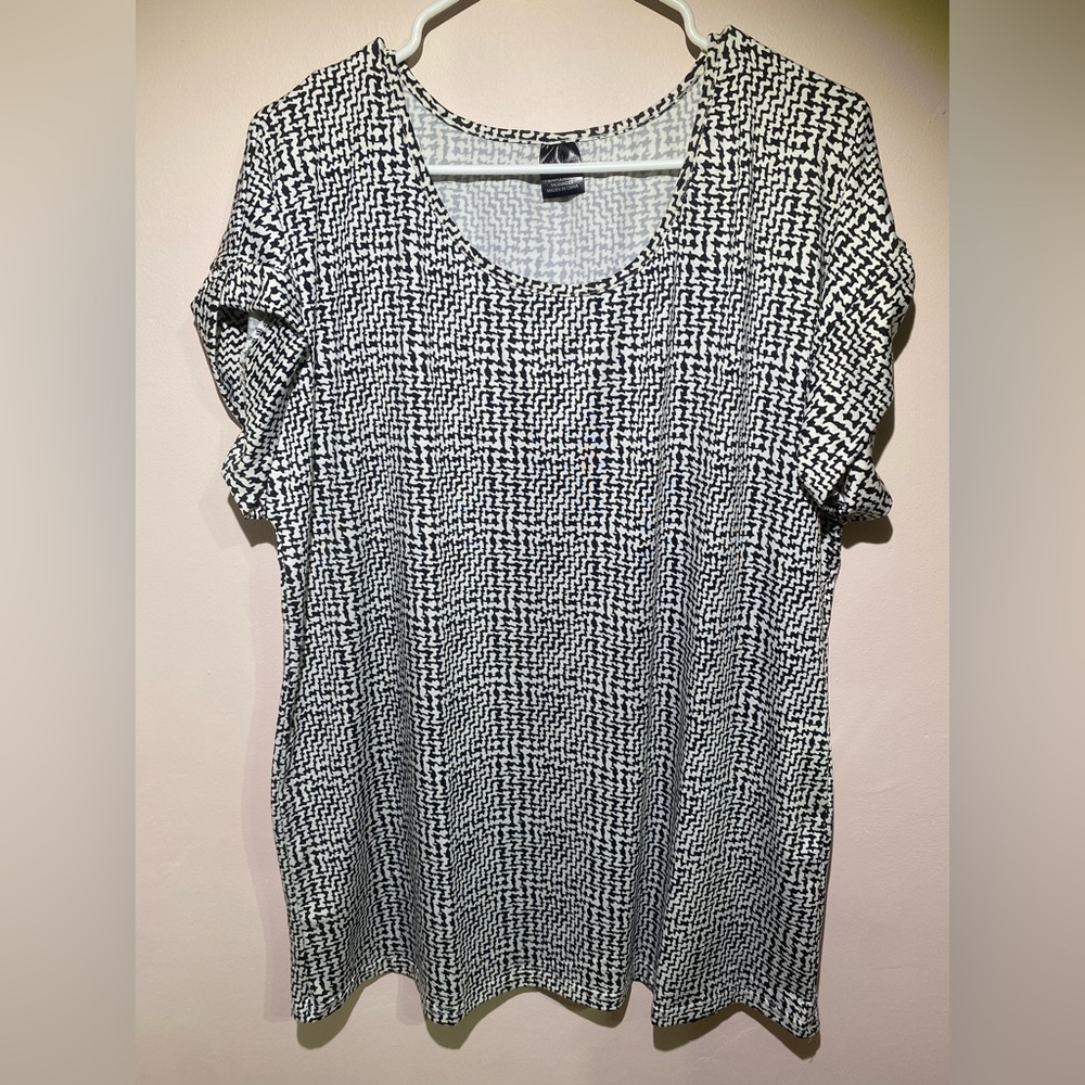 Like New Linda Michael Women’s Top- Plus Size 2x- Black and White Design- EUC!